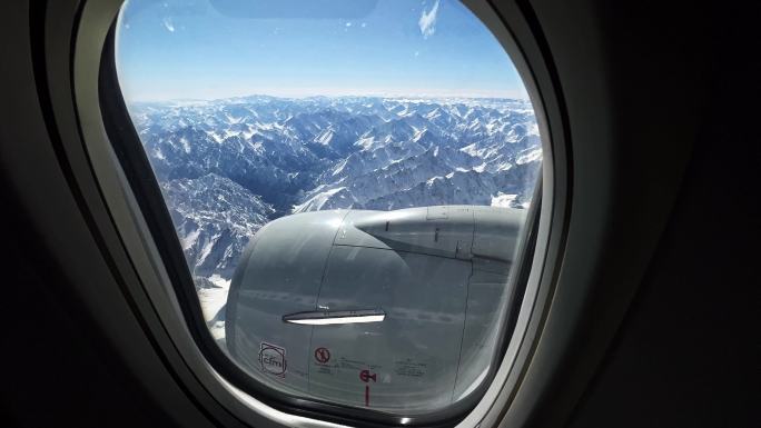 飞机窗外雪山
