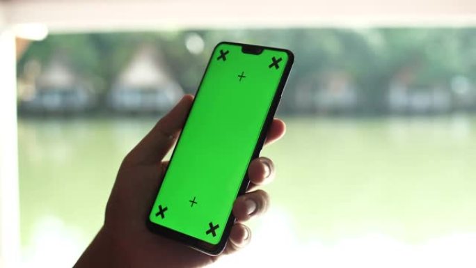 在自然背景中使用绿屏智能手机，色键
