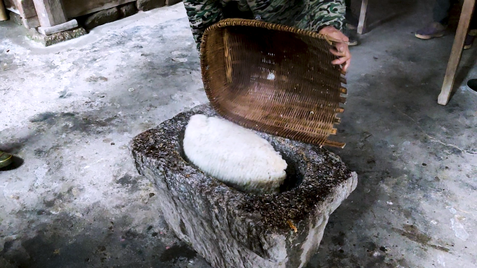 传统手工糯米糍粑工艺3盛饭倒入石臼