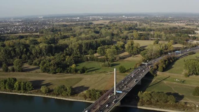 德国波恩莱茵河上的交通鸟瞰图