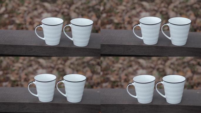两杯咖啡在公园的长凳上