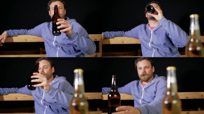 一个留着胡须和小胡子的男人坐在室内的桌子旁喝瓶子里的黑啤酒