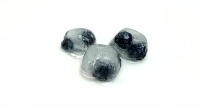 蓝莓融化冰的时间流逝。