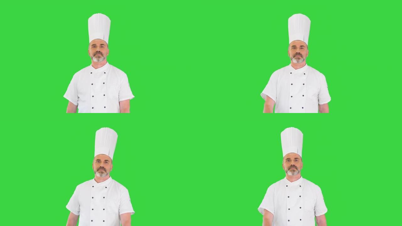 穿着白色制服的厨师走在绿色屏幕上，色键