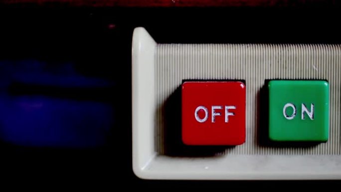 黑色背景上的红色电源按钮