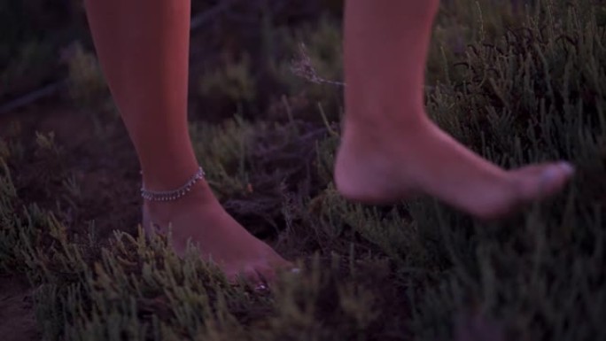 脚链在大自然中赤脚行走的年轻女子的特写