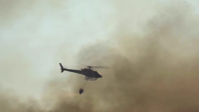 消防直升机在森林大火中滴水