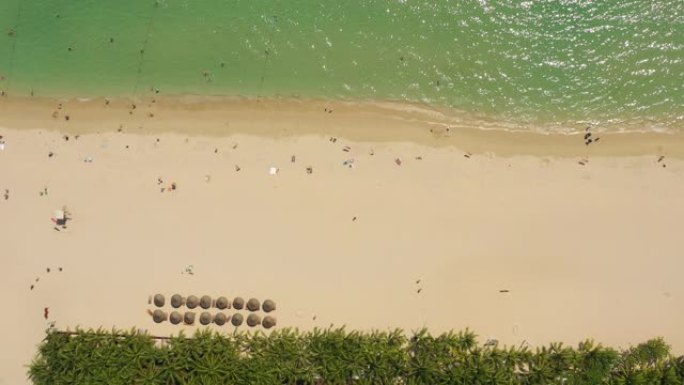 阳光三亚著名的大东海拥挤海滩空中俯拍全景4k中国海南