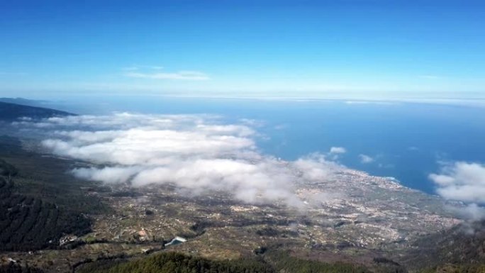 云层的空中全景覆盖了西班牙加那利群岛特内里费岛的拉克鲁斯港和泰德国家公园。