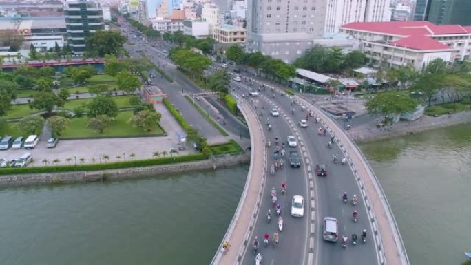 空中: 顺其自然。沿着越南城市桥梁繁忙的交通。