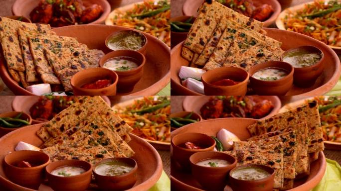 令人垂涎的paratha菜放在粘土盘中。