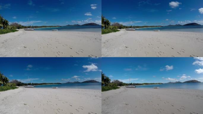 蓝色泻湖海滩的时光流逝，船只停泊在海滩上。在斐济群岛Yasawa群岛的Nacula岛拍摄