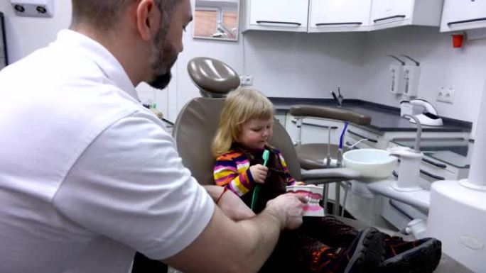 小女孩向牙医学习如何刷牙