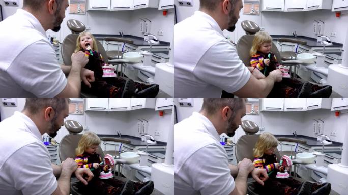 小女孩向牙医学习如何刷牙