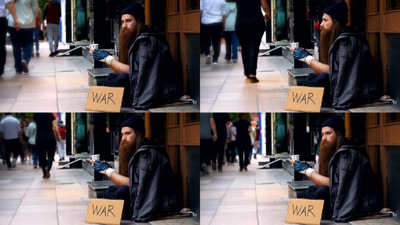无家可归的人，用 “战争” 纸板在拥挤的街道上乞讨