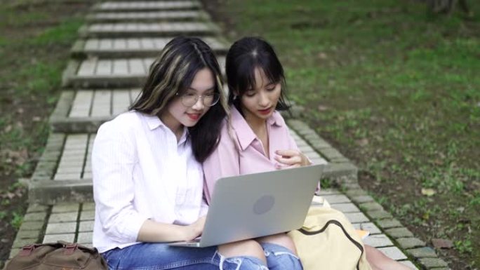 台湾女学生在公共公园使用笔记本电脑