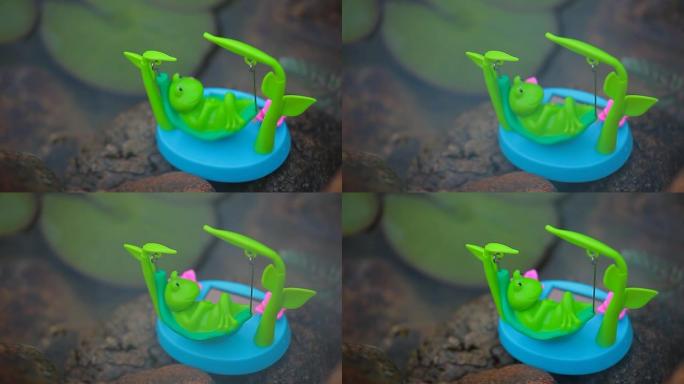 塑料青蛙吊床湖背景高清镜头