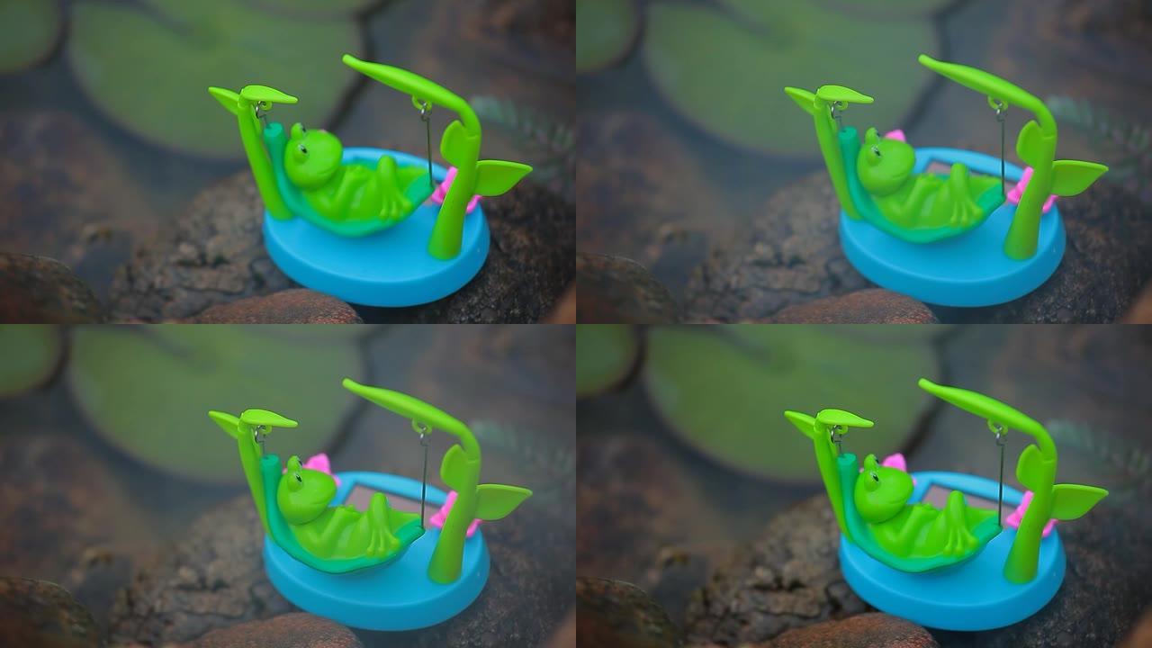 塑料青蛙吊床湖背景高清镜头