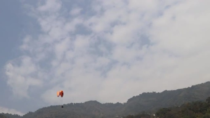 Para滑翔机在喜马拉雅山脉的背景下飞行，在印度锡金甘托克市滑翔伞