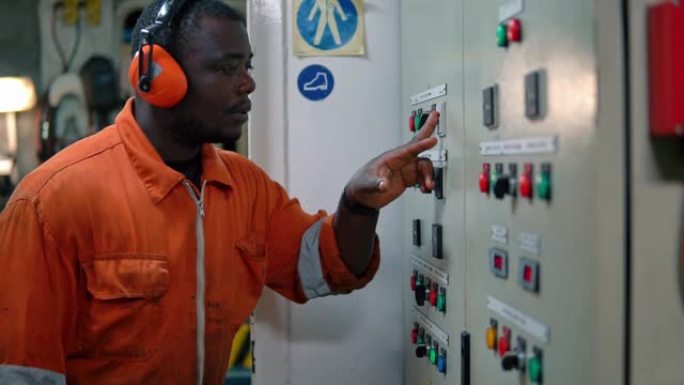 非洲轮机员在发动机控制室ECR。