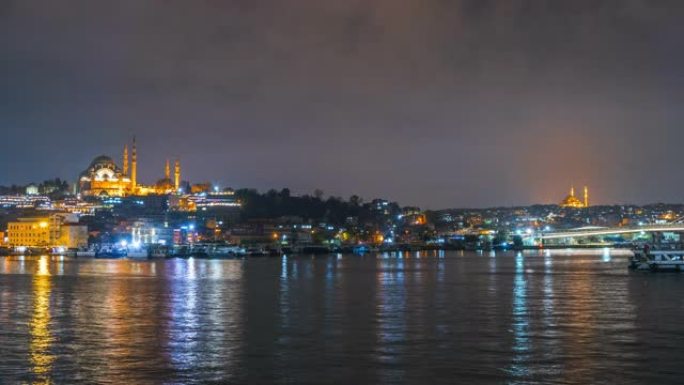 伊斯坦布尔城市景观苏莱曼清真寺 (Rustem Pasha Mosque) 与漂浮的旅游船在伊斯坦布