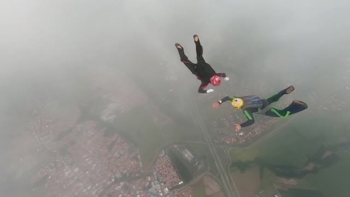 跳伞夫妇团队在自由落体中创造数字