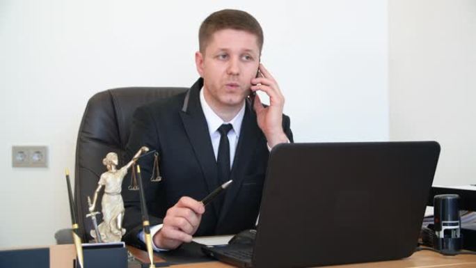 律师事务所工作桌上的手机肖像律师咨询客户