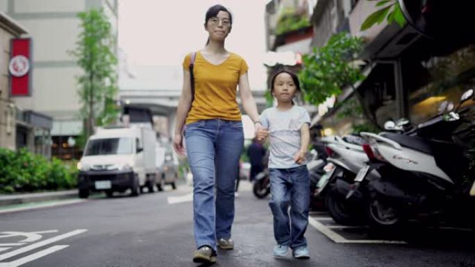 母女走在台北街头