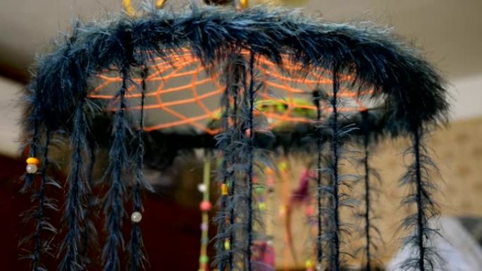民族装饰，波西米亚风情带珠子和羽毛的捕梦网在天花板附近旋转。