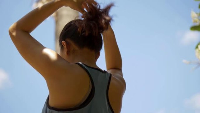年轻的亚洲体育女性伸展运动并准备跑步。运动员运行健康的生活方式。