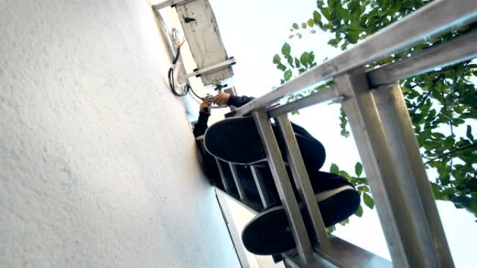 Techican男子电工在客户房屋中安装空调，电影摄影机拍摄