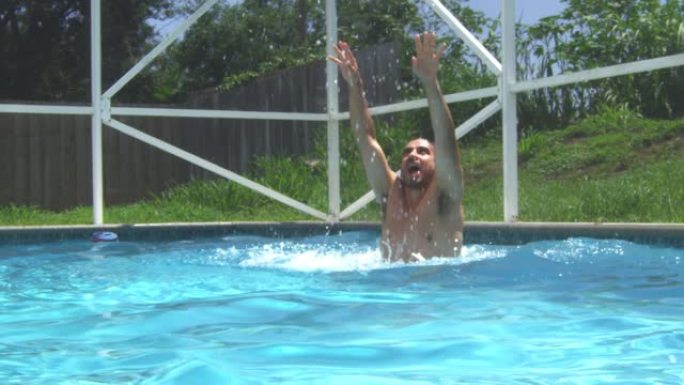 一名男子从水池中跳出水面并投掷球的慢动作