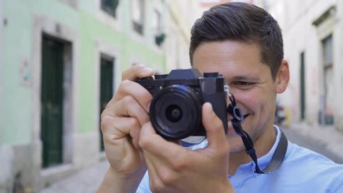 微笑的男性摄影师，户外数码相机。