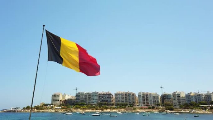 马耳他国的蓝天上悬挂着比利时国旗