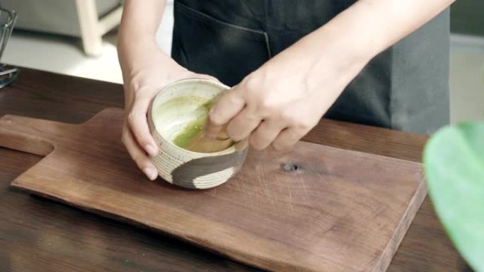 女人制作有机绿色抹茶-库存视频