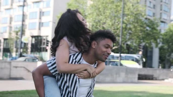 男友在伦敦的公园里抱着女友