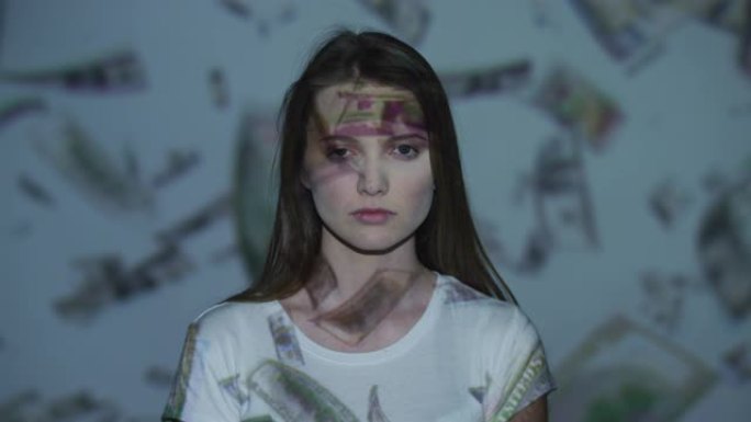 美元投射到女模特的脸上和身体上