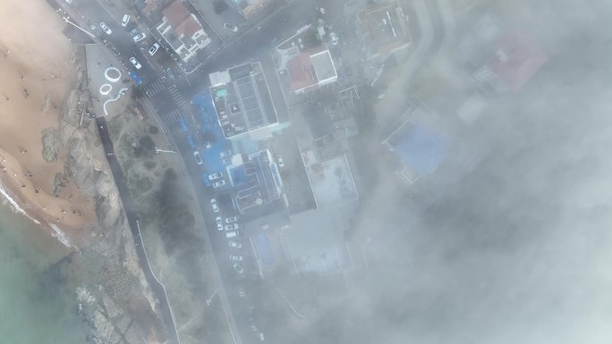 航拍平流雾中的威海国际海水浴场火炬八街