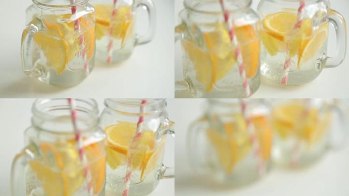 逐步准备柠檬和橙子鸡尾酒。在碳酸水中加入浆果和冰。