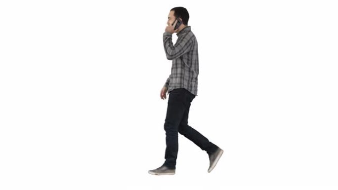 年轻的大胡子男人在白色背景上的手机上走路和说话