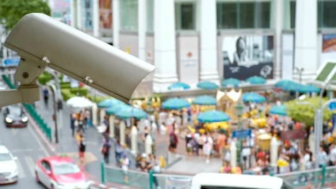 闭路电视摄像机的特写镜头，用于城市的交通和安全。模糊的城市背景。