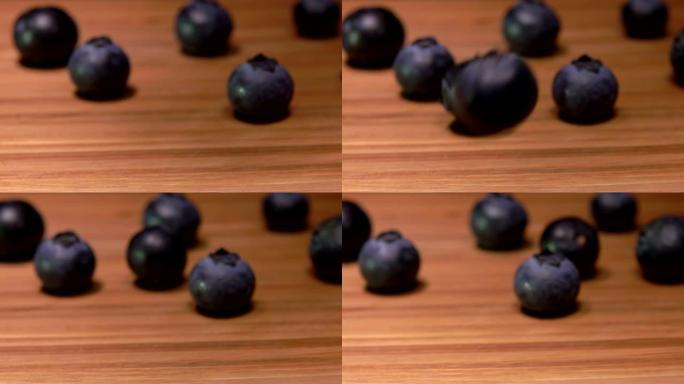 蓝莓落在木桌上滚动