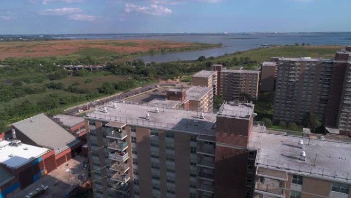 住宅区，在纽约布鲁克林，宾夕法尼亚大道沿线有多层次的社会 “项目” 砖砌建筑，背景是雪莉·奇斯霍尔姆