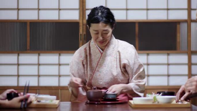 日本传统日式旅馆老板为游客倒茶