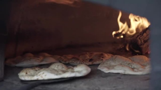 在火炉内烘烤比萨饼