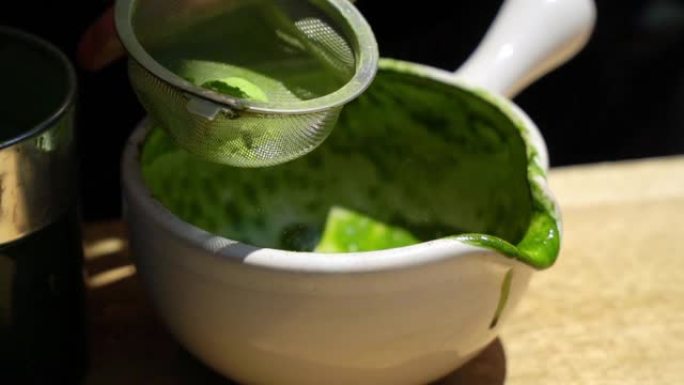 制作冰绿茶抹茶。