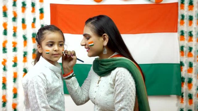 印度妇女用国旗三色画小女孩的脸-独立日/共和国日概念