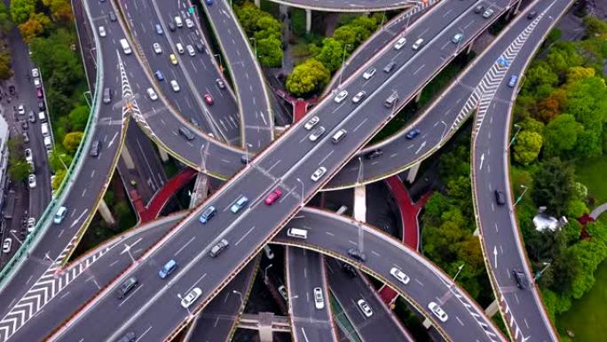 高速公路交叉口形状字母x十字的鸟瞰图。交通概念中的桥梁、道路或有树的街道。中国上海市城市建筑结构形状