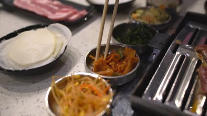 慢动作筷子抓住亚洲韩国烧烤食物边