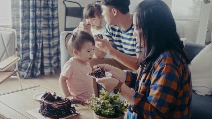 亚洲家庭过生日，在客厅吃蛋糕 (慢动作)